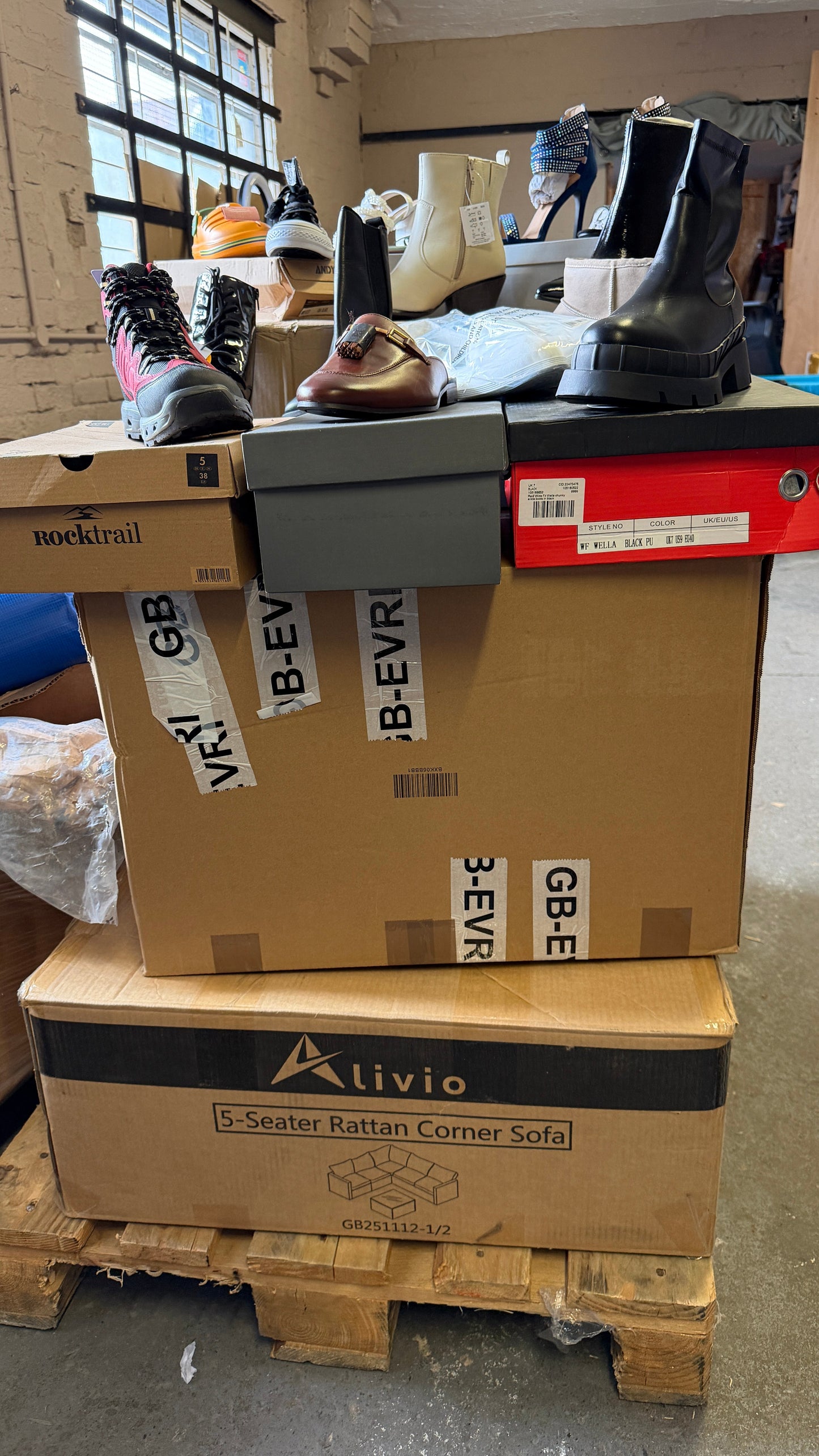 MIXED SHOE PALLET | 91 PAIRS